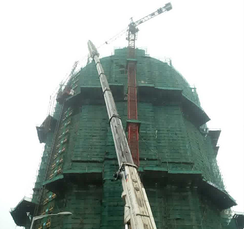 藤县吊车在工地上作业